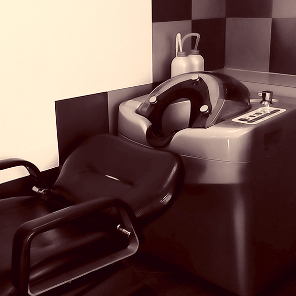 シャンプー台。お顔剃りや頭皮ケアなど、カットだけでなく癒しにも力を入れております。