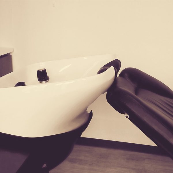 ヘッドスパ。気持ちの良いヘッドスパで頭皮を健康に。癒し効果も抜群です。